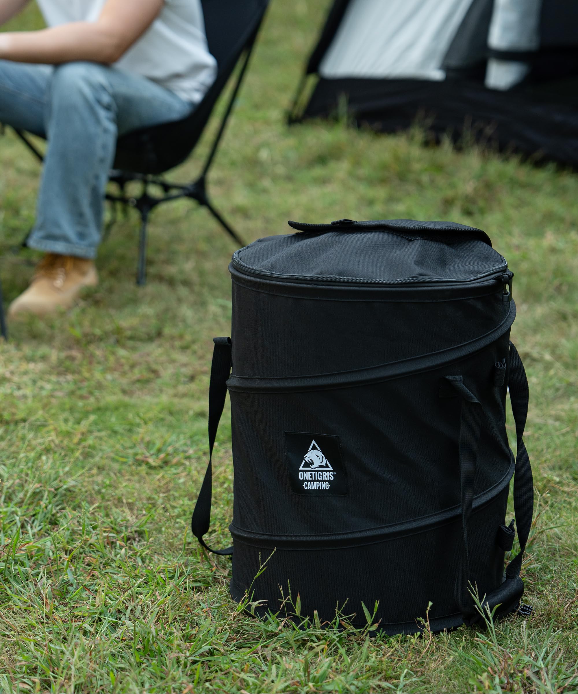OneTigris キャンプゴミ箱 45L アウトドアギアボックス ソフト ポップアップ 折りたたみ式 蓋付き ゴミ分別可能 防水ボトム 撥水 ペグ打つ可能 風に強い 多機能 ブラック