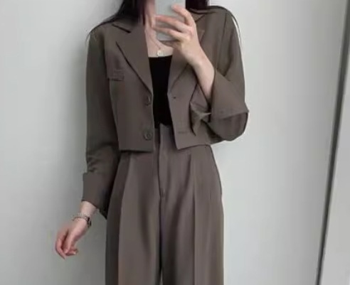 レディース ジャケット スーツ アウター 上着 ショート クロップド丈 長袖 襟付き スーツカラー 異国風 ボタン 肩パッド入り かわいい 大人可愛い きれいめ シンプル カジュアル 上品 おしゃれ レディース ジャケット スーツ アウター 上着 ショート クロップド丈 長袖 襟付き スーツカラー 異国風 ボタン 肩パッド入り かわいい 大人可愛い きれいめ シンプル カジュアル 上品 おしゃれ