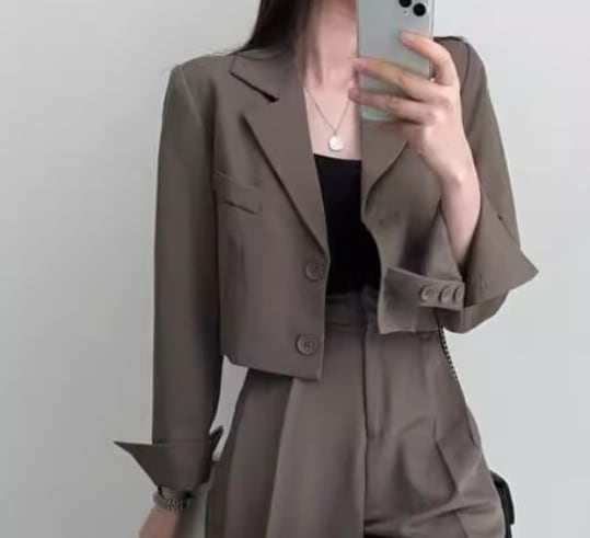 レディース ジャケット スーツ アウター 上着 ショート クロップド丈 長袖 襟付き スーツカラー 異国風 ボタン 肩パッド入り かわいい 大人可愛い きれいめ シンプル カジュアル 上品 おしゃれ レディース ジャケット スーツ アウター 上着 ショート クロップド丈 長袖 襟付き スーツカラー 異国風 ボタン 肩パッド入り かわいい 大人可愛い きれいめ シンプル カジュアル 上品 おしゃれ