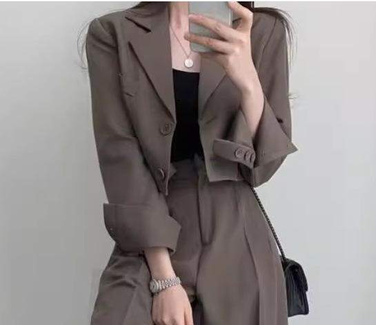 レディース ジャケット スーツ アウター 上着 ショート クロップド丈 長袖 襟付き スーツカラー 異国風 ボタン 肩パッド入り かわいい 大人可愛い きれいめ シンプル カジュアル 上品 おしゃれ レディース ジャケット スーツ アウター 上着 ショート クロップド丈 長袖 襟付き スーツカラー 異国風 ボタン 肩パッド入り かわいい 大人可愛い きれいめ シンプル カジュアル 上品 おしゃれ