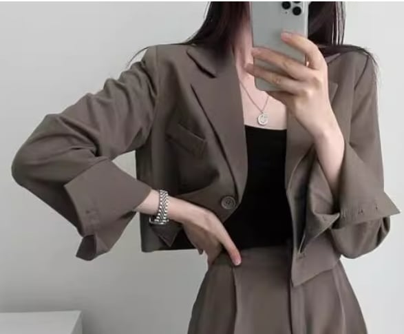 レディース ジャケット スーツ アウター 上着 ショート クロップド丈 長袖 襟付き スーツカラー 異国風 ボタン 肩パッド入り かわいい 大人可愛い きれいめ シンプル カジュアル 上品 おしゃれ レディース ジャケット スーツ アウター 上着 ショート クロップド丈 長袖 襟付き スーツカラー 異国風 ボタン 肩パッド入り かわいい 大人可愛い きれいめ シンプル カジュアル 上品 おしゃれ