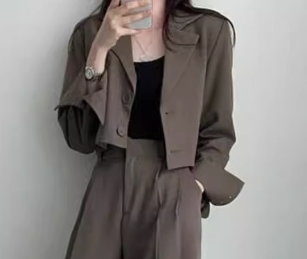 レディース ジャケット スーツ アウター 上着 ショート クロップド丈 長袖 襟付き スーツカラー 異国風 ボタン 肩パッド入り かわいい 大人可愛い きれいめ シンプル カジュアル 上品 おしゃれ レディース ジャケット スーツ アウター 上着 ショート クロップド丈 長袖 襟付き スーツカラー 異国風 ボタン 肩パッド入り かわいい 大人可愛い きれいめ シンプル カジュアル 上品 おしゃれ