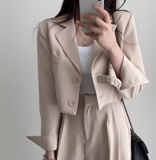 レディース ジャケット スーツ アウター 上着 ショート クロップド丈 長袖 襟付き スーツカラー 異国風 ボタン 肩パッド入り かわいい 大人可愛い きれいめ シンプル カジュアル 上品 おしゃれ レディース ジャケット スーツ アウター 上着 ショート クロップド丈 長袖 襟付き スーツカラー 異国風 ボタン 肩パッド入り かわいい 大人可愛い きれいめ シンプル カジュアル 上品 おしゃれ