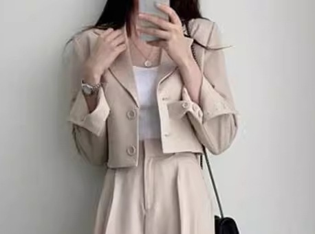 レディース ジャケット スーツ アウター 上着 ショート クロップド丈 長袖 襟付き スーツカラー 異国風 ボタン 肩パッド入り かわいい 大人可愛い きれいめ シンプル カジュアル 上品 おしゃれ レディース ジャケット スーツ アウター 上着 ショート クロップド丈 長袖 襟付き スーツカラー 異国風 ボタン 肩パッド入り かわいい 大人可愛い きれいめ シンプル カジュアル 上品 おしゃれ