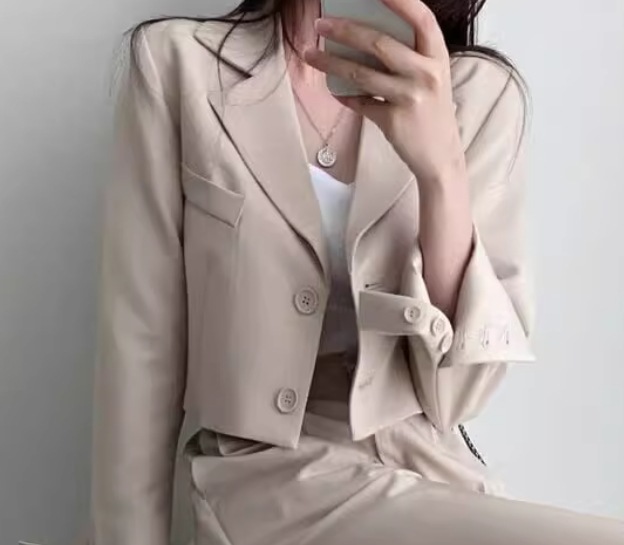 レディース ジャケット スーツ アウター 上着 ショート クロップド丈 長袖 襟付き スーツカラー 異国風 ボタン 肩パッド入り かわいい 大人可愛い きれいめ シンプル カジュアル 上品 おしゃれ レディース ジャケット スーツ アウター 上着 ショート クロップド丈 長袖 襟付き スーツカラー 異国風 ボタン 肩パッド入り かわいい 大人可愛い きれいめ シンプル カジュアル 上品 おしゃれ