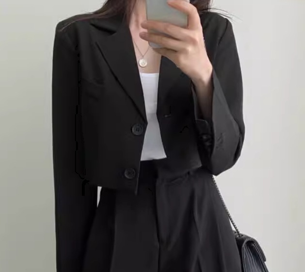 レディース ジャケット スーツ アウター 上着 ショート クロップド丈 長袖 襟付き スーツカラー 異国風 ボタン 肩パッド入り かわいい 大人可愛い きれいめ シンプル カジュアル 上品 おしゃれ レディース ジャケット スーツ アウター 上着 ショート クロップド丈 長袖 襟付き スーツカラー 異国風 ボタン 肩パッド入り かわいい 大人可愛い きれいめ シンプル カジュアル 上品 おしゃれ