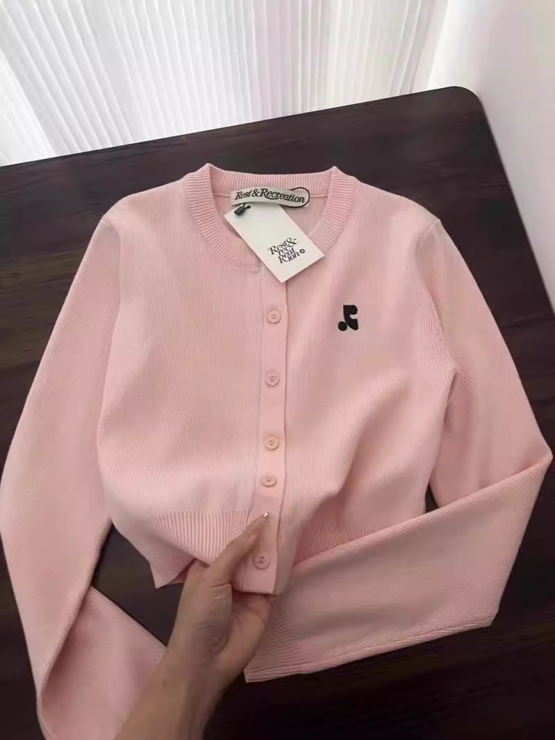 韓国 Rest&Recreation ニットトップス 刺繍入りショート丈フィットカーディガン 4色選択可能 韓国 Rest&Recreation ニットトップス 刺繍入りショート丈フィットカーディガン 4色選択可能
