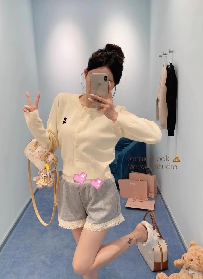 韓国 Rest&Recreation ニットトップス 刺繍入りショート丈フィットカーディガン 4色選択可能 韓国 Rest&Recreation ニットトップス 刺繍入りショート丈フィットカーディガン 4色選択可能