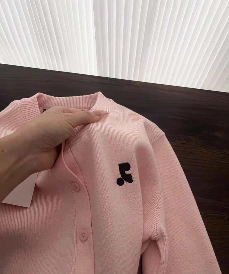 韓国 Rest&Recreation ニットトップス 刺繍入りショート丈フィットカーディガン 4色選択可能 韓国 Rest&Recreation ニットトップス 刺繍入りショート丈フィットカーディガン 4色選択可能