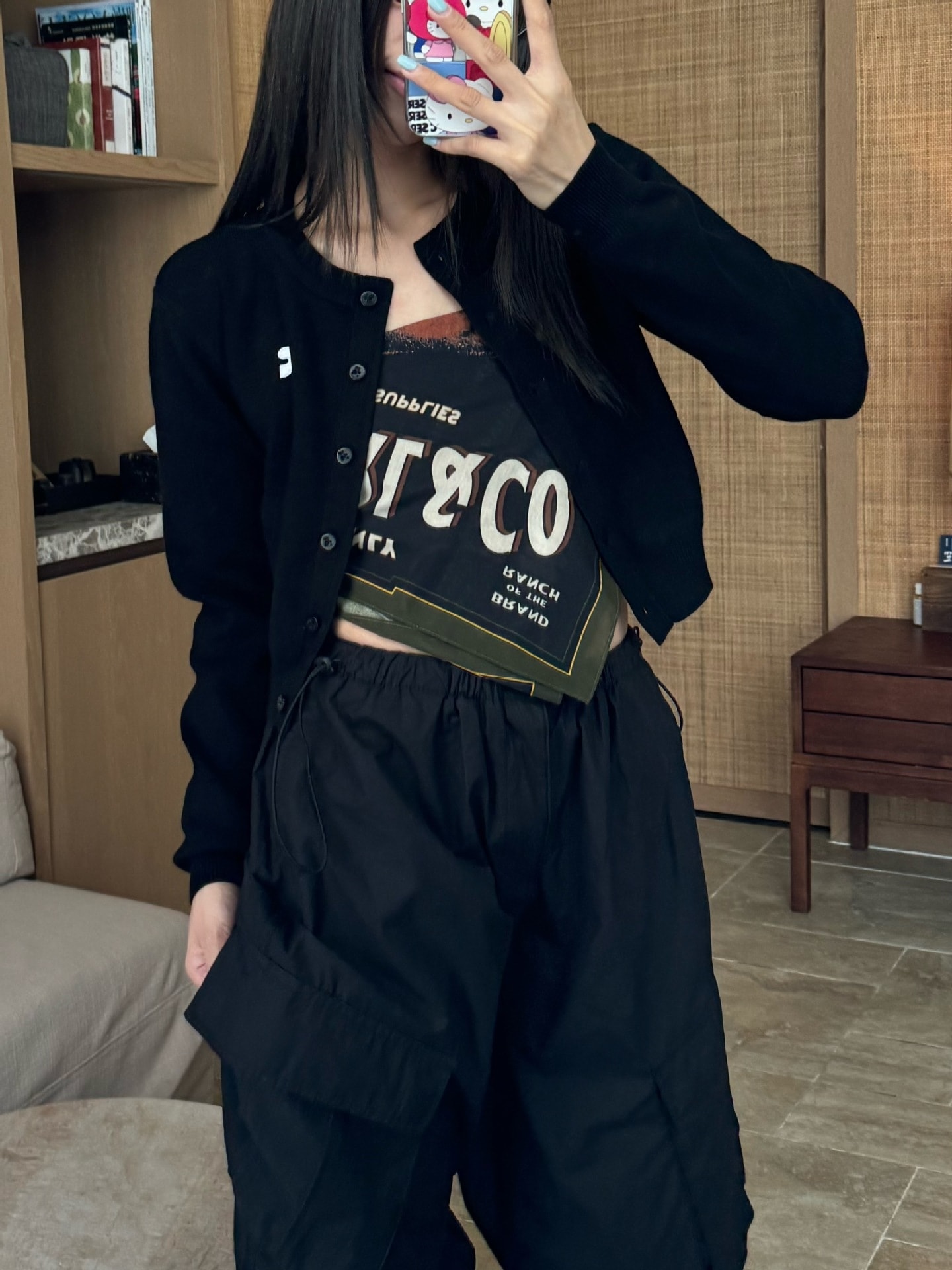 韓国 Rest&Recreation ニットトップス 刺繍入りショート丈フィットカーディガン 4色選択可能 韓国 Rest&Recreation ニットトップス 刺繍入りショート丈フィットカーディガン 4色選択可能