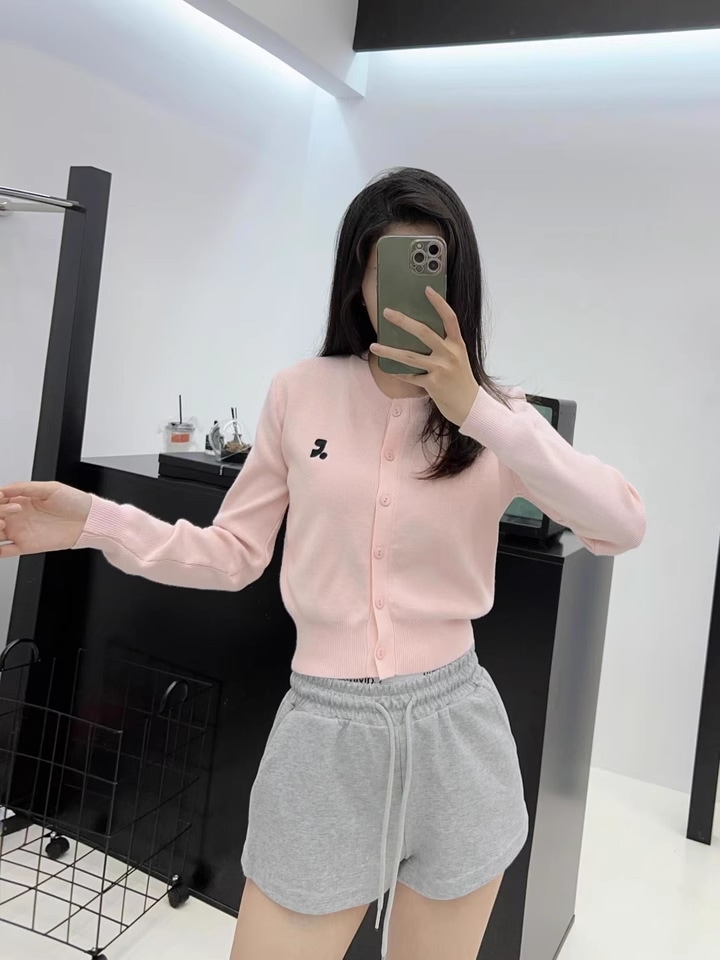 韓国 Rest&Recreation ニットトップス 刺繍入りショート丈フィットカーディガン 4色選択可能 韓国 Rest&Recreation ニットトップス 刺繍入りショート丈フィットカーディガン 4色選択可能
