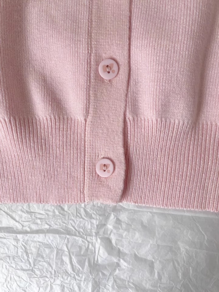 韓国 Rest&Recreation ニットトップス 刺繍入りショート丈フィットカーディガン 4色選択可能 韓国 Rest&Recreation ニットトップス 刺繍入りショート丈フィットカーディガン 4色選択可能