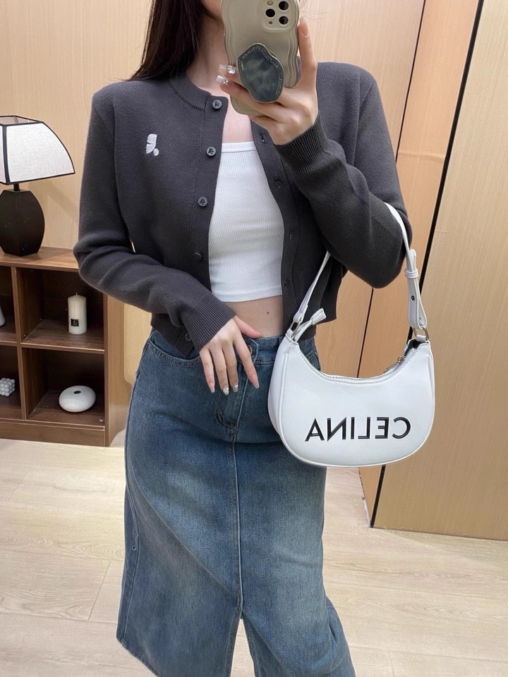 韓国 Rest&Recreation ニットトップス 刺繍入りショート丈フィットカーディガン 4色選択可能 韓国 Rest&Recreation ニットトップス 刺繍入りショート丈フィットカーディガン 4色選択可能