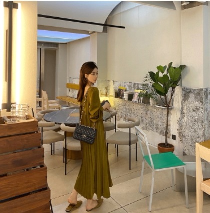 Vネックプリーツワンピース トップス スイート ブラウン 茶色 ロング丈 袖あり 長袖 Vネック プリーツ 大人女子 大人 上品 おしゃれ エレガント デイリーウェア レトロ レトロ風 こなれ感 Vネックプリーツワンピース トップス スイート ブラウン 茶色 ロング丈 袖あり 長袖 Vネック プリーツ 大人女子 大人 上品 おしゃれ エレガント デイリーウェア レトロ レトロ風 こなれ感