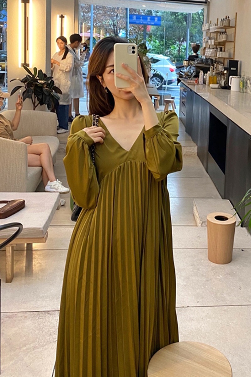 Vネックプリーツワンピース トップス スイート ブラウン 茶色 ロング丈 袖あり 長袖 Vネック プリーツ 大人女子 大人 上品 おしゃれ エレガント デイリーウェア レトロ レトロ風 こなれ感 Vネックプリーツワンピース トップス スイート ブラウン 茶色 ロング丈 袖あり 長袖 Vネック プリーツ 大人女子 大人 上品 おしゃれ エレガント デイリーウェア レトロ レトロ風 こなれ感