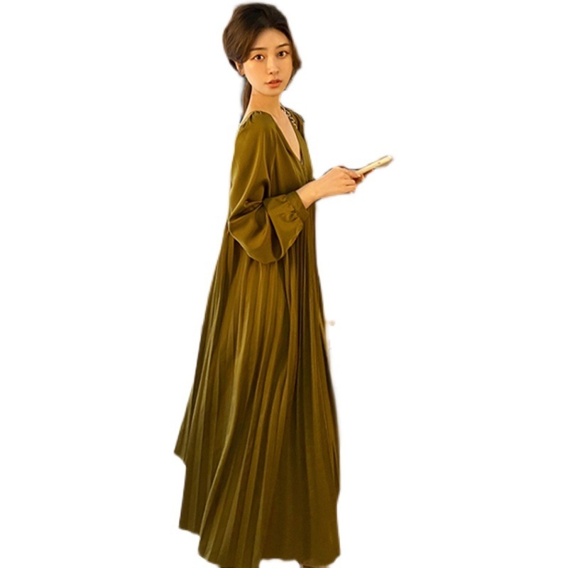 Vネックプリーツワンピース トップス スイート ブラウン 茶色 ロング丈 袖あり 長袖 Vネック プリーツ 大人女子 大人 上品 おしゃれ エレガント デイリーウェア レトロ レトロ風 こなれ感 Vネックプリーツワンピース トップス スイート ブラウン 茶色 ロング丈 袖あり 長袖 Vネック プリーツ 大人女子 大人 上品 おしゃれ エレガント デイリーウェア レトロ レトロ風 こなれ感