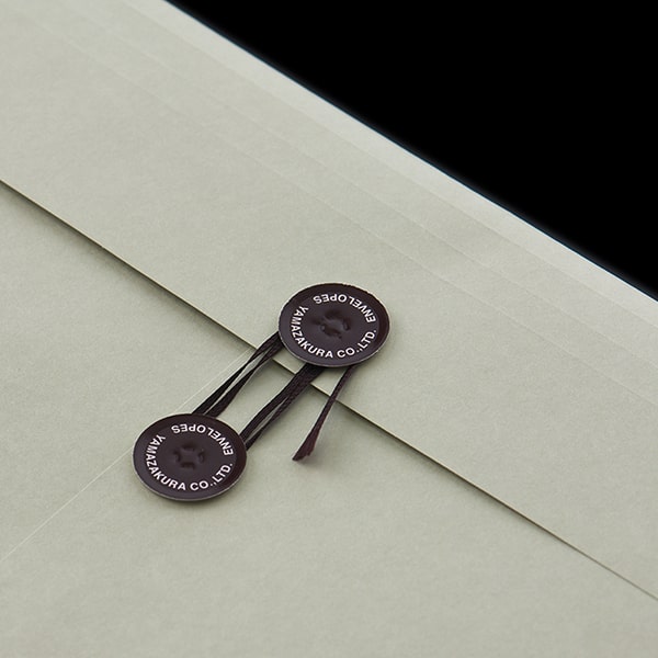 山櫻 封筒 角2 保存袋 Kグレイ 紙厚120g 郵便枠ナシ 100枚 / 玉紐付 マチ付 A4用 カラークラフト 無地 郵便番号枠なし 00566505-0100 山櫻 封筒 角2 保存袋 Kグレイ 紙厚120g 郵便枠ナシ 100枚 / 玉紐付 マチ付 A4用 カラークラフト 無地 郵便番号枠なし 00566505-0100