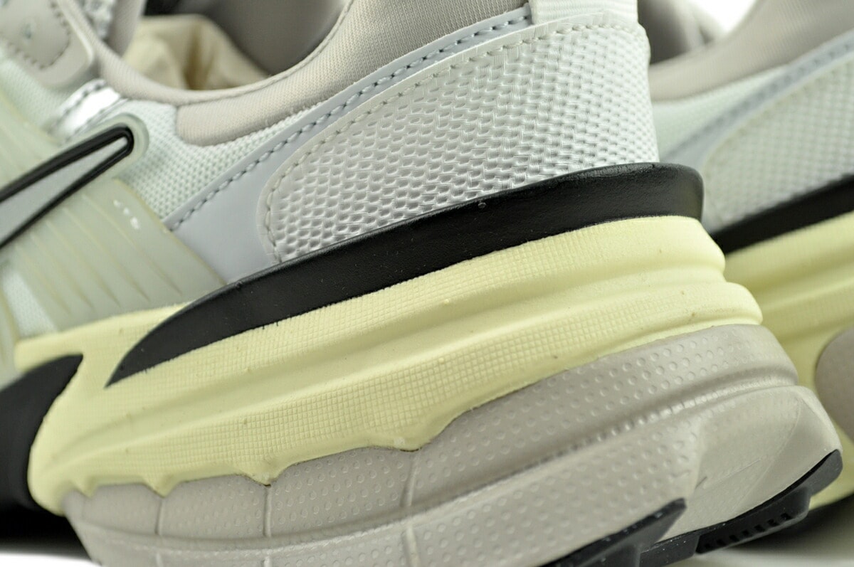 V2K ラン メンズ サミットホワイト メタリックシルバー メッシュ hj4497-100