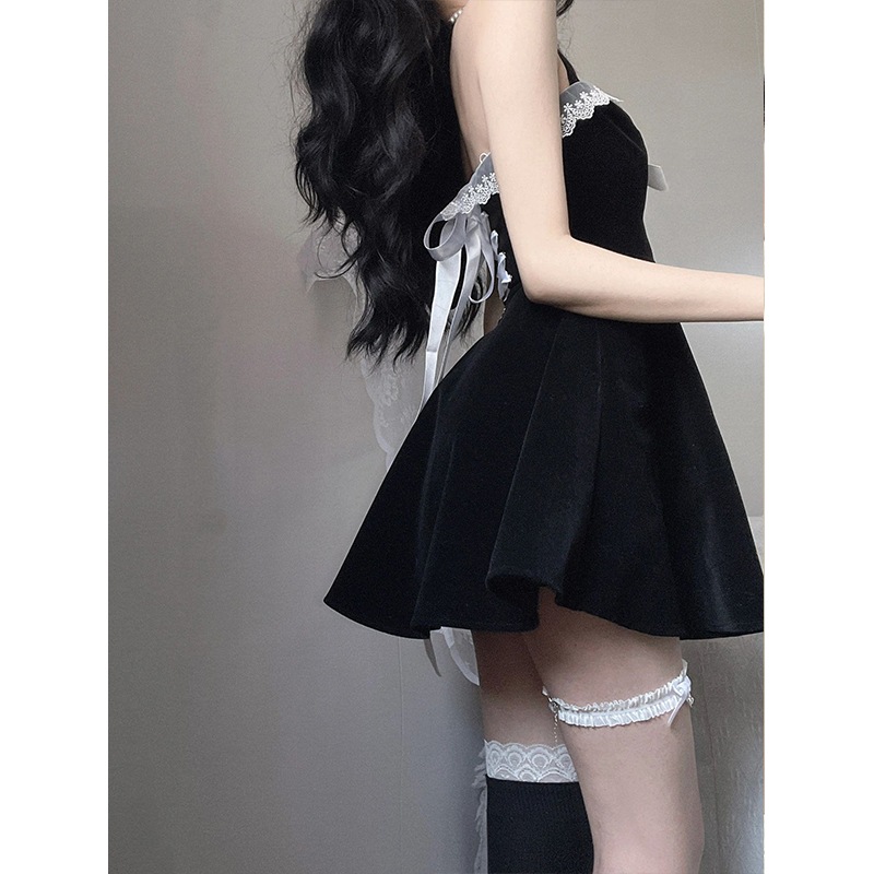 蝶ネクタイと後ろにストラップが付いた妖精のスカートが付いた黒のベルベットのホルターネックドレス 蝶ネクタイと後ろにストラップが付いた妖精のスカートが付いた黒のベルベットのホルターネックドレス