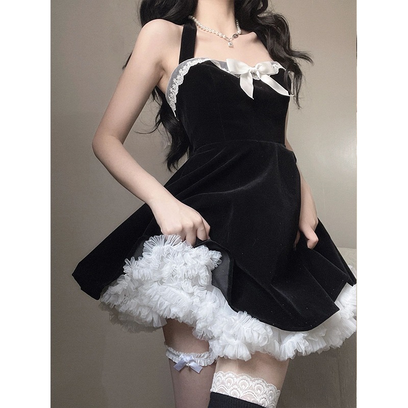 蝶ネクタイと後ろにストラップが付いた妖精のスカートが付いた黒のベルベットのホルターネックドレス 蝶ネクタイと後ろにストラップが付いた妖精のスカートが付いた黒のベルベットのホルターネックドレス