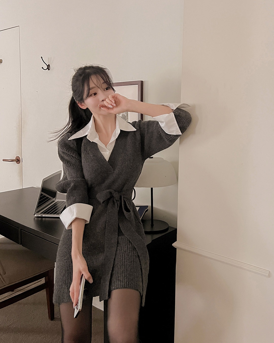 シャツレイヤードニットミニワンピース(ストラップ付き)韓国ファッション レディース シャツレイヤードニットミニワンピース(ストラップ付き)韓国ファッション レディース