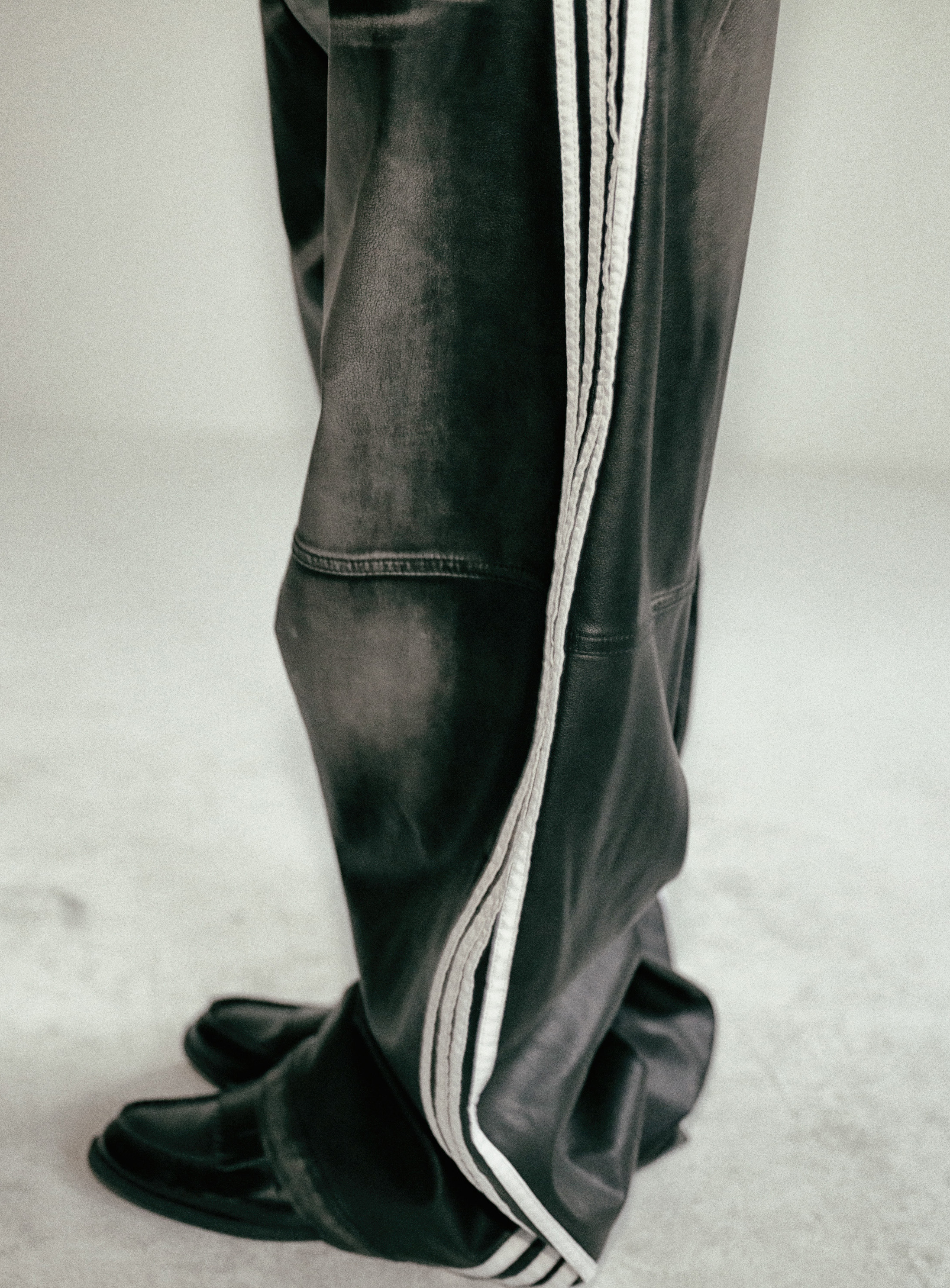 BADBLOOD】 BILLY BARREL LEATHER TRACK PANTS : BLACK ロングパンツ