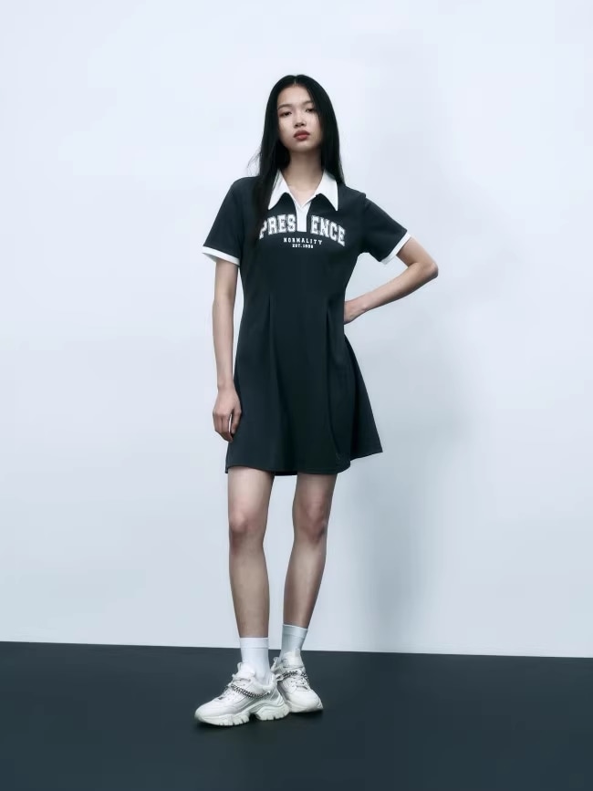 夏 婦人服 アメリカン カレッジ スタイル レター プリント プリーツ ポロ ドレス 学生風 個性的 ワンピース ミニ ミニ丈 ショート ショート丈 袖あり 半袖 Vネック 襟付き シンプル 大人 夏 婦人服 アメリカン カレッジ スタイル レター プリント プリーツ ポロ ドレス 学生風 個性的 ワンピース ミニ ミニ丈 ショート ショート丈 袖あり 半袖 Vネック 襟付き シンプル 大人