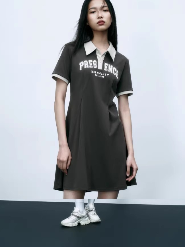 夏 婦人服 アメリカン カレッジ スタイル レター プリント プリーツ ポロ ドレス 学生風 個性的 ワンピース ミニ ミニ丈 ショート ショート丈 袖あり 半袖 Vネック 襟付き シンプル 大人 夏 婦人服 アメリカン カレッジ スタイル レター プリント プリーツ ポロ ドレス 学生風 個性的 ワンピース ミニ ミニ丈 ショート ショート丈 袖あり 半袖 Vネック 襟付き シンプル 大人