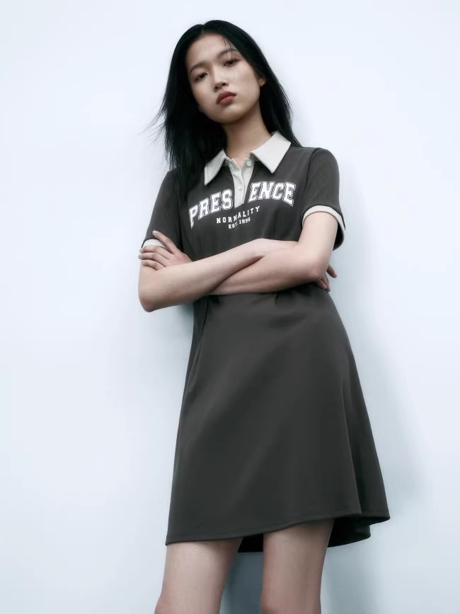 夏 婦人服 アメリカン カレッジ スタイル レター プリント プリーツ ポロ ドレス 学生風 個性的 ワンピース ミニ ミニ丈 ショート ショート丈 袖あり 半袖 Vネック 襟付き シンプル 大人 夏 婦人服 アメリカン カレッジ スタイル レター プリント プリーツ ポロ ドレス 学生風 個性的 ワンピース ミニ ミニ丈 ショート ショート丈 袖あり 半袖 Vネック 襟付き シンプル 大人