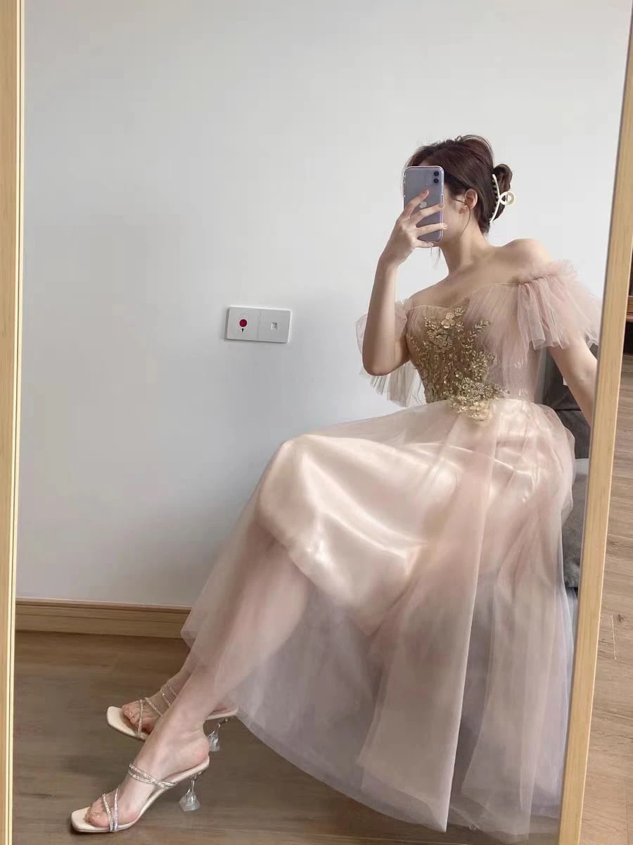 グレーの新しい薄い卒業シーズンのパフォーマンスガウン グレーの新しい薄い卒業シーズンのパフォーマンスガウン