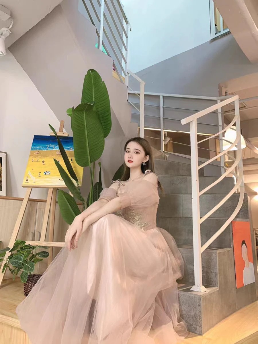 グレーの新しい薄い卒業シーズンのパフォーマンスガウン グレーの新しい薄い卒業シーズンのパフォーマンスガウン