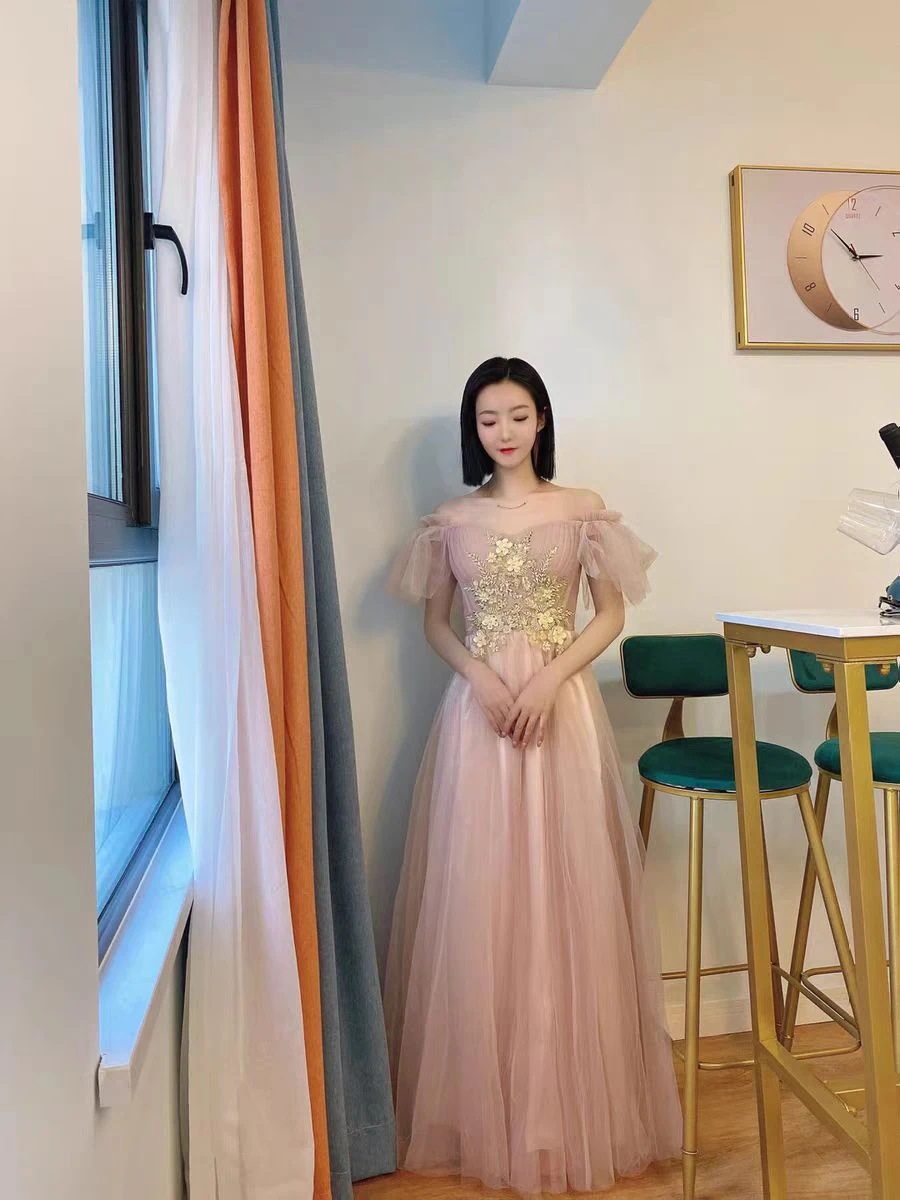 グレーの新しい薄い卒業シーズンのパフォーマンスガウン グレーの新しい薄い卒業シーズンのパフォーマンスガウン