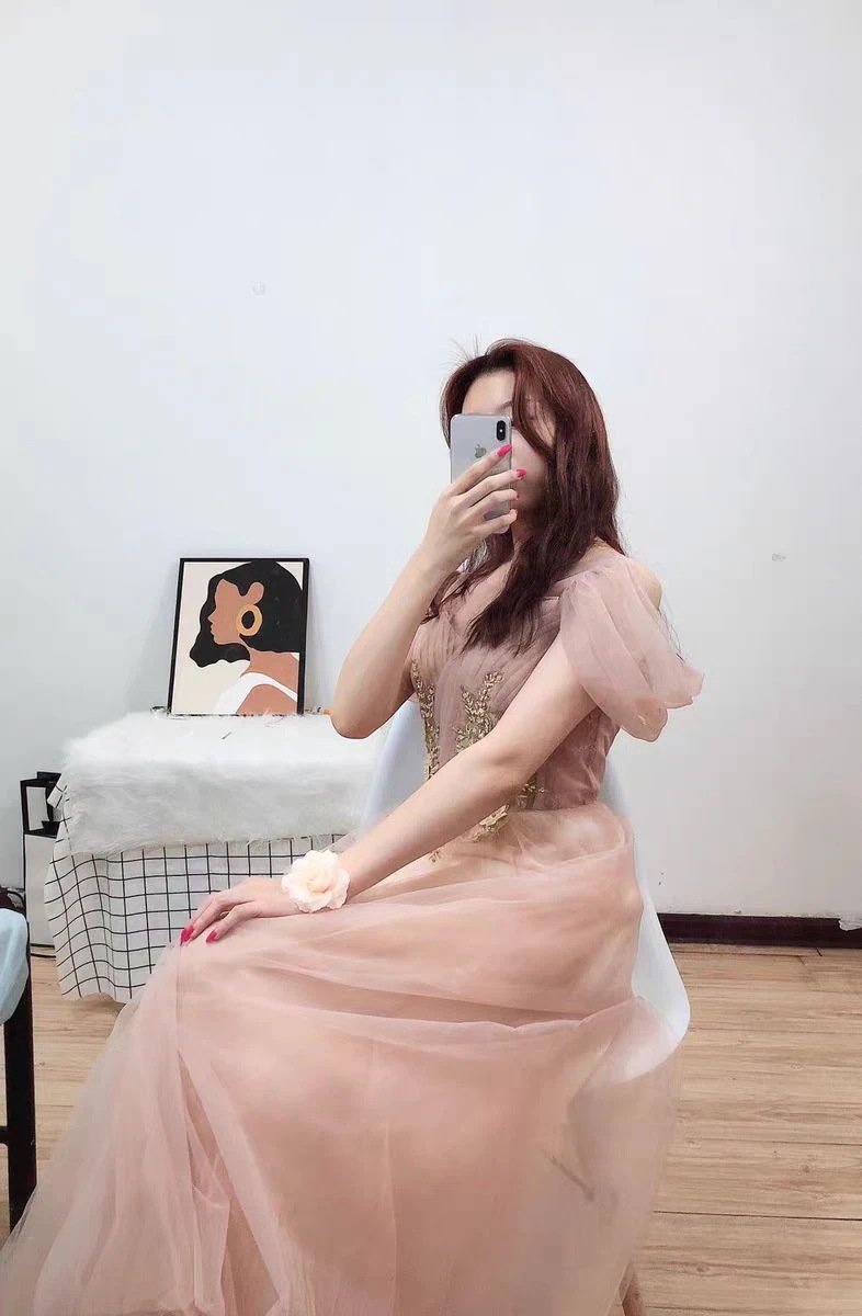 グレーの新しい薄い卒業シーズンのパフォーマンスガウン グレーの新しい薄い卒業シーズンのパフォーマンスガウン