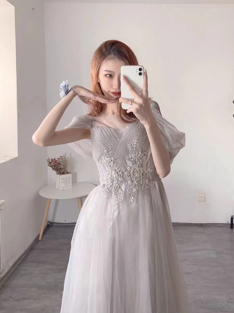 グレーの新しい薄い卒業シーズンのパフォーマンスガウン グレーの新しい薄い卒業シーズンのパフォーマンスガウン