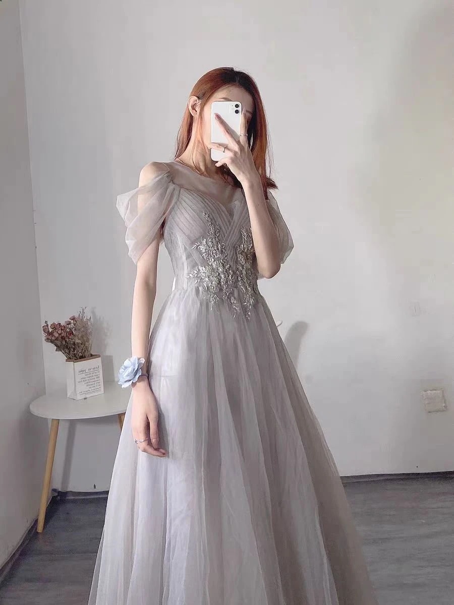 グレーの新しい薄い卒業シーズンのパフォーマンスガウン グレーの新しい薄い卒業シーズンのパフォーマンスガウン