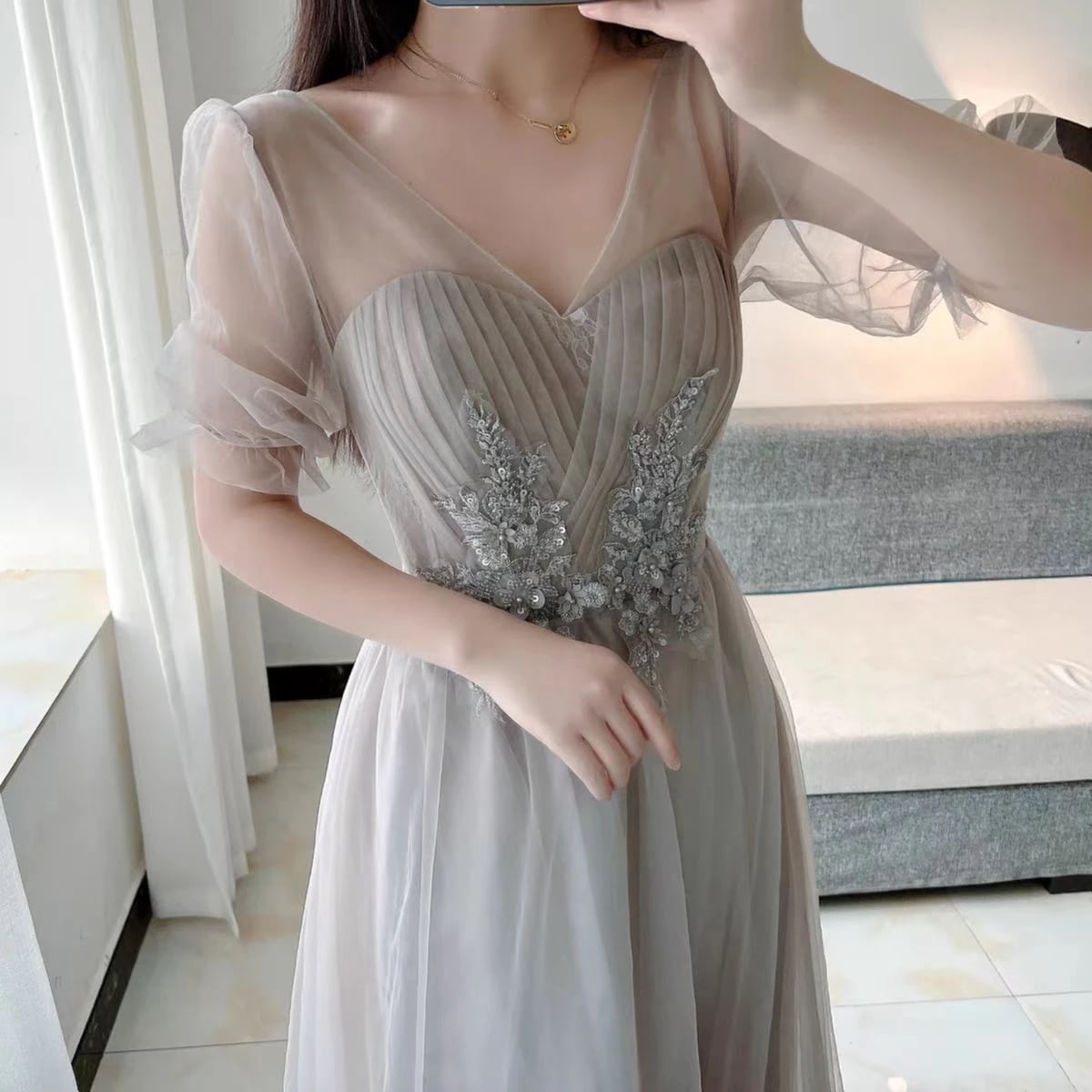 グレーの新しい薄い卒業シーズンのパフォーマンスガウン グレーの新しい薄い卒業シーズンのパフォーマンスガウン