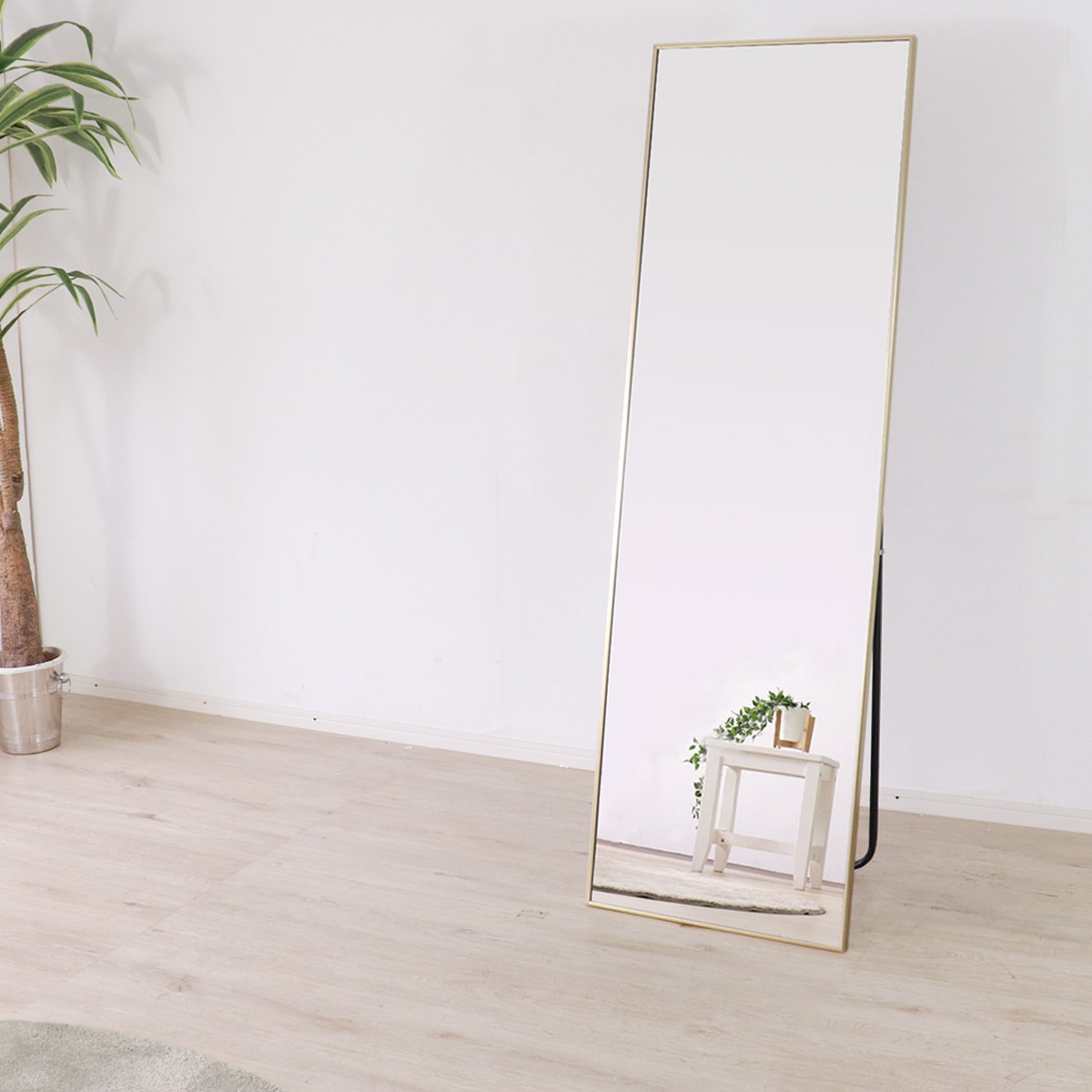 ミラー面が大きいスタンドミラー ゴールド／鏡 壁掛け 全身 アルミフレーム 幅50cm 飛散防止加工
