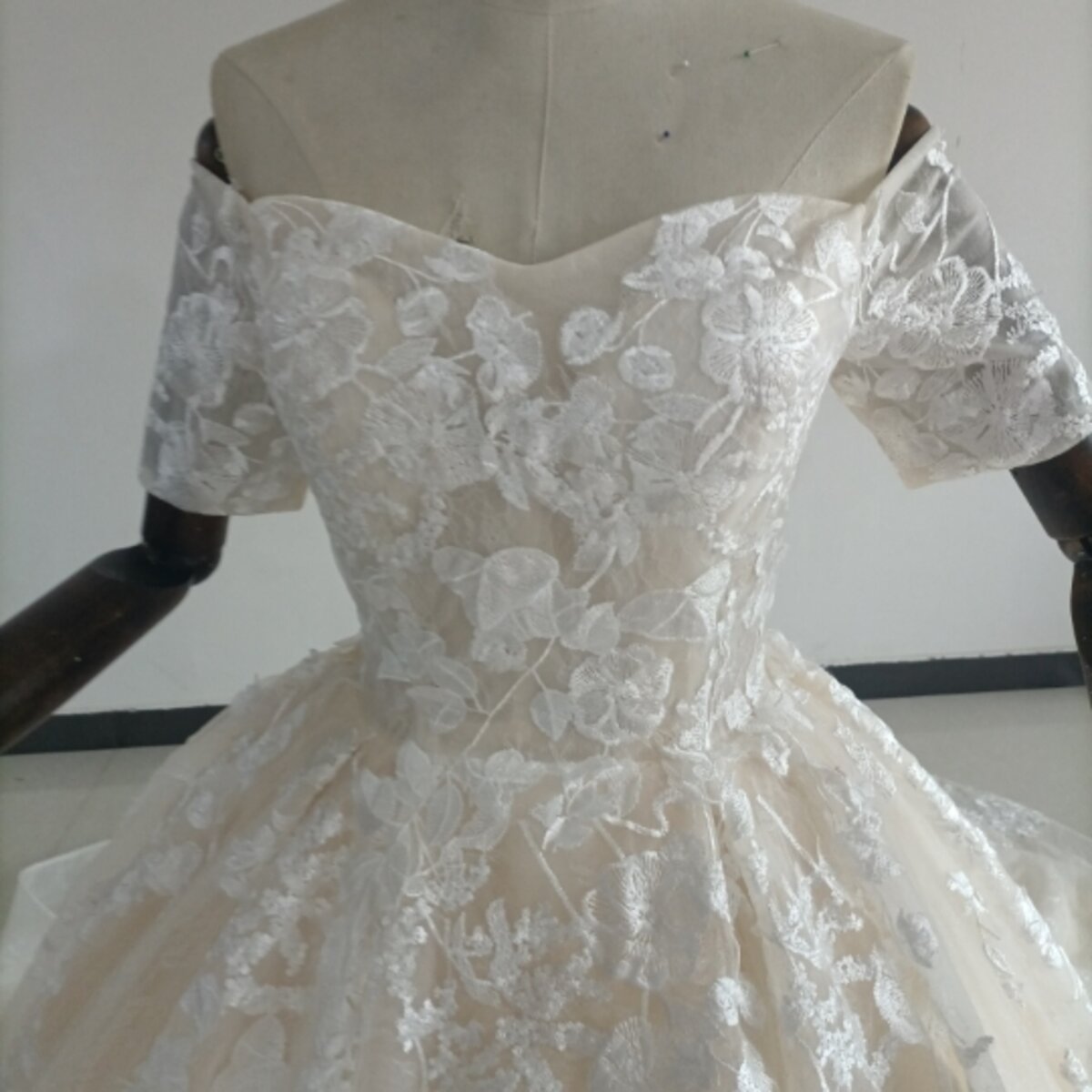 贅沢な小花総レース ウエディングドレス ソフトチュール オフショル ロングトレーン 2次会 前撮り