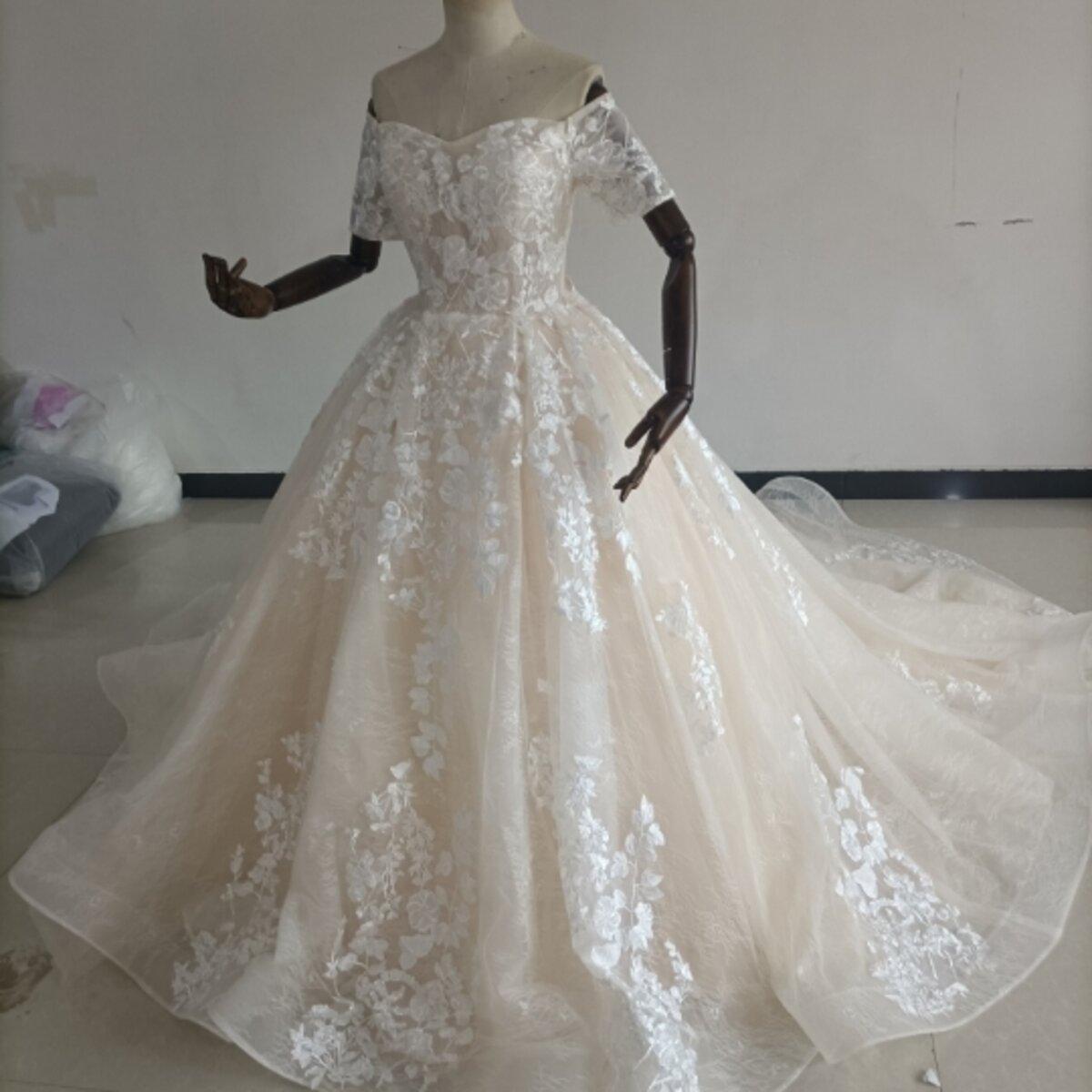 贅沢な小花総レース ウエディングドレス ソフトチュール オフショル ロングトレーン 2次会 前撮り