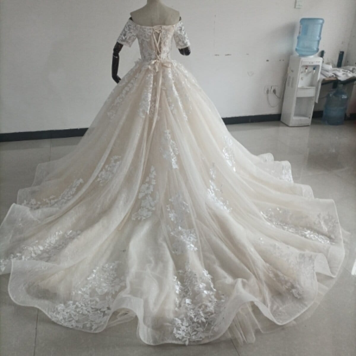 贅沢な小花総レース ウエディングドレス ソフトチュール オフショル ロングトレーン 2次会 前撮り