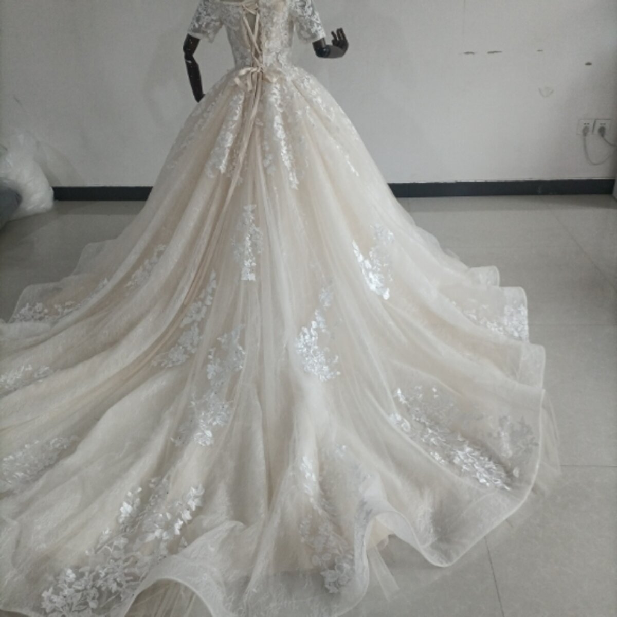 贅沢な小花総レース ウエディングドレス ソフトチュール オフショル ロングトレーン 2次会 前撮り