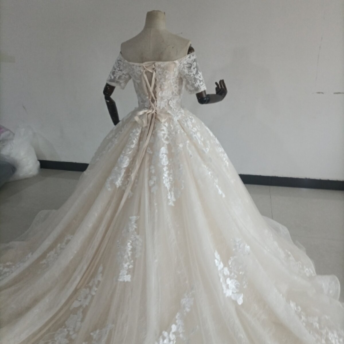 贅沢な小花総レース ウエディングドレス ソフトチュール オフショル ロングトレーン 2次会 前撮り