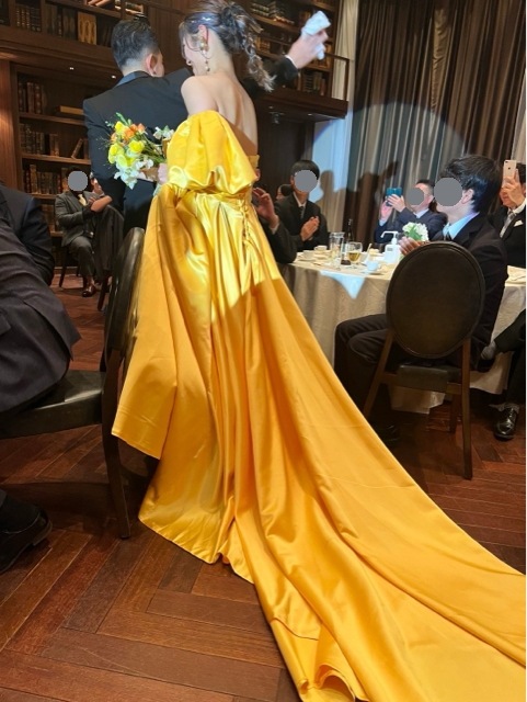 実例写真!カラードレス イエロー ベアトップ パフスリーブ 光沢サテン Aライン ロングトレーン 編み上げ 実例写真!カラードレス イエロー ベアトップ パフスリーブ 光沢サテン Aライン ロングトレーン 編み上げ