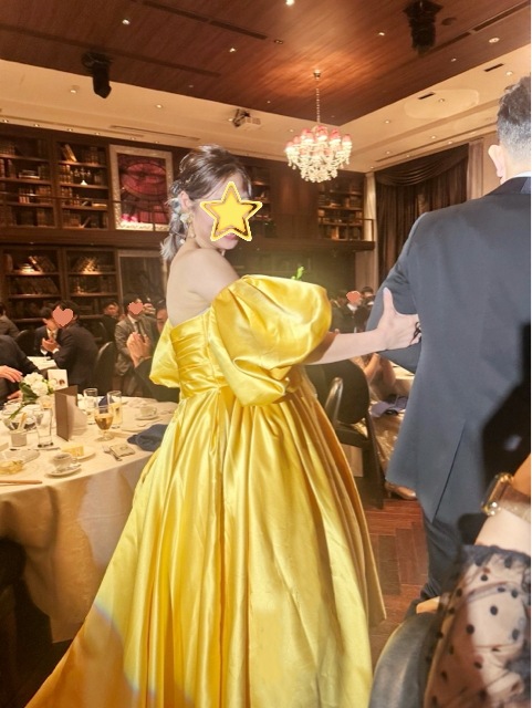 実例写真!カラードレス イエロー ベアトップ パフスリーブ 光沢サテン Aライン ロングトレーン 編み上げ 実例写真!カラードレス イエロー ベアトップ パフスリーブ 光沢サテン Aライン ロングトレーン 編み上げ