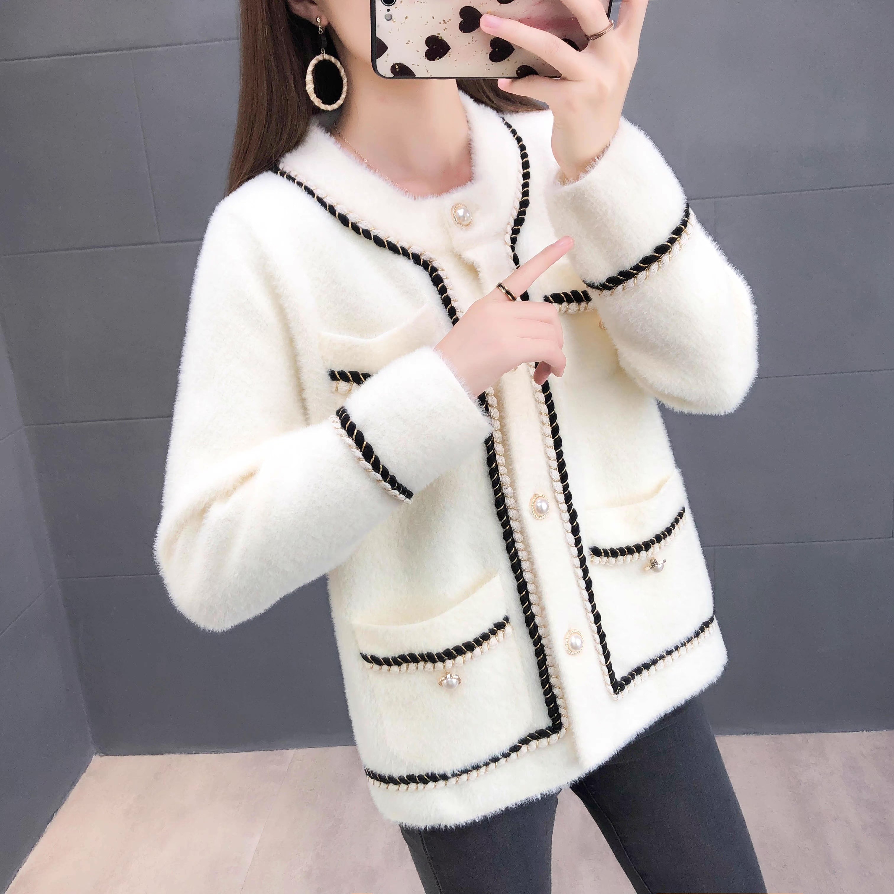 レディース ジャケット 上着 ノーカラージャケット 長袖 Uネック ラウンドネック フェミニン ポケット 前開き コンサバ ボタン かわいい 大人可愛い きれいめ 上品 おしゃれ かっこいい レトロ