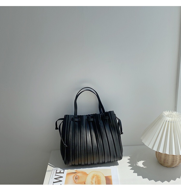 バッグ レディース ショルダー ハンドバッグ 斜めがけ 肩がけ 手持ち ポシェット 巾着 軽量 プリーツ プリーツデザイン スクエア 四角 大人可愛い きれいめ シンプル カジュアル 上品 お洒落 バッグ レディース ショルダー ハンドバッグ 斜めがけ 肩がけ 手持ち ポシェット 巾着 軽量 プリーツ プリーツデザイン スクエア 四角 大人可愛い きれいめ シンプル カジュアル 上品 お洒落