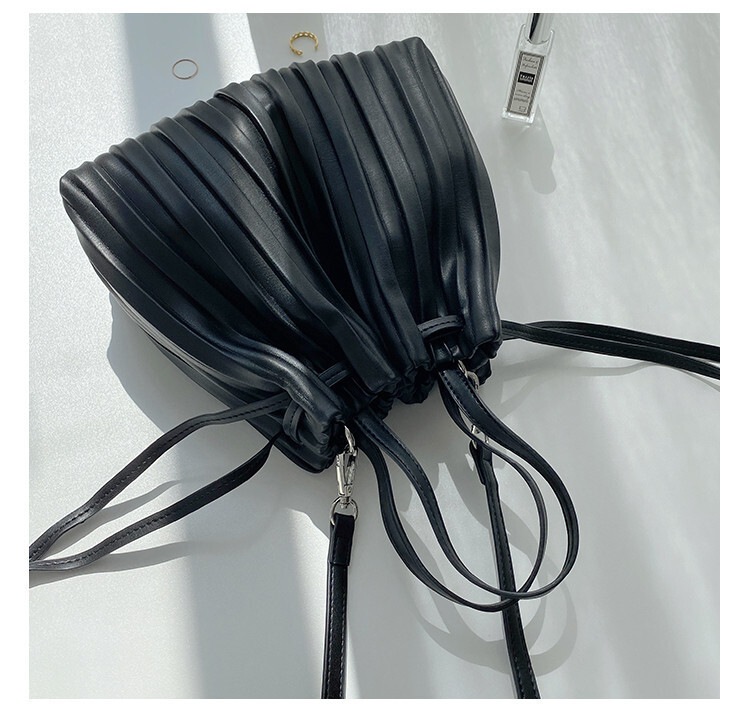 バッグ レディース ショルダー ハンドバッグ 斜めがけ 肩がけ 手持ち ポシェット 巾着 軽量 プリーツ プリーツデザイン スクエア 四角 大人可愛い きれいめ シンプル カジュアル 上品 お洒落 バッグ レディース ショルダー ハンドバッグ 斜めがけ 肩がけ 手持ち ポシェット 巾着 軽量 プリーツ プリーツデザイン スクエア 四角 大人可愛い きれいめ シンプル カジュアル 上品 お洒落