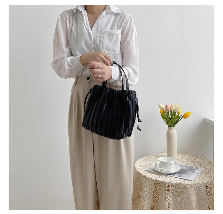 バッグ レディース ショルダー ハンドバッグ 斜めがけ 肩がけ 手持ち ポシェット 巾着 軽量 プリーツ プリーツデザイン スクエア 四角 大人可愛い きれいめ シンプル カジュアル 上品 お洒落 バッグ レディース ショルダー ハンドバッグ 斜めがけ 肩がけ 手持ち ポシェット 巾着 軽量 プリーツ プリーツデザイン スクエア 四角 大人可愛い きれいめ シンプル カジュアル 上品 お洒落