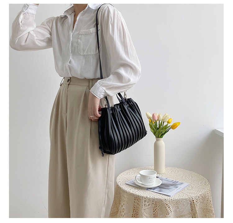 バッグ レディース ショルダー ハンドバッグ 斜めがけ 肩がけ 手持ち ポシェット 巾着 軽量 プリーツ プリーツデザイン スクエア 四角 大人可愛い きれいめ シンプル カジュアル 上品 お洒落 バッグ レディース ショルダー ハンドバッグ 斜めがけ 肩がけ 手持ち ポシェット 巾着 軽量 プリーツ プリーツデザイン スクエア 四角 大人可愛い きれいめ シンプル カジュアル 上品 お洒落