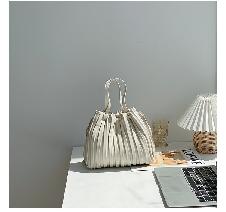 バッグ レディース ショルダー ハンドバッグ 斜めがけ 肩がけ 手持ち ポシェット 巾着 軽量 プリーツ プリーツデザイン スクエア 四角 大人可愛い きれいめ シンプル カジュアル 上品 お洒落 バッグ レディース ショルダー ハンドバッグ 斜めがけ 肩がけ 手持ち ポシェット 巾着 軽量 プリーツ プリーツデザイン スクエア 四角 大人可愛い きれいめ シンプル カジュアル 上品 お洒落